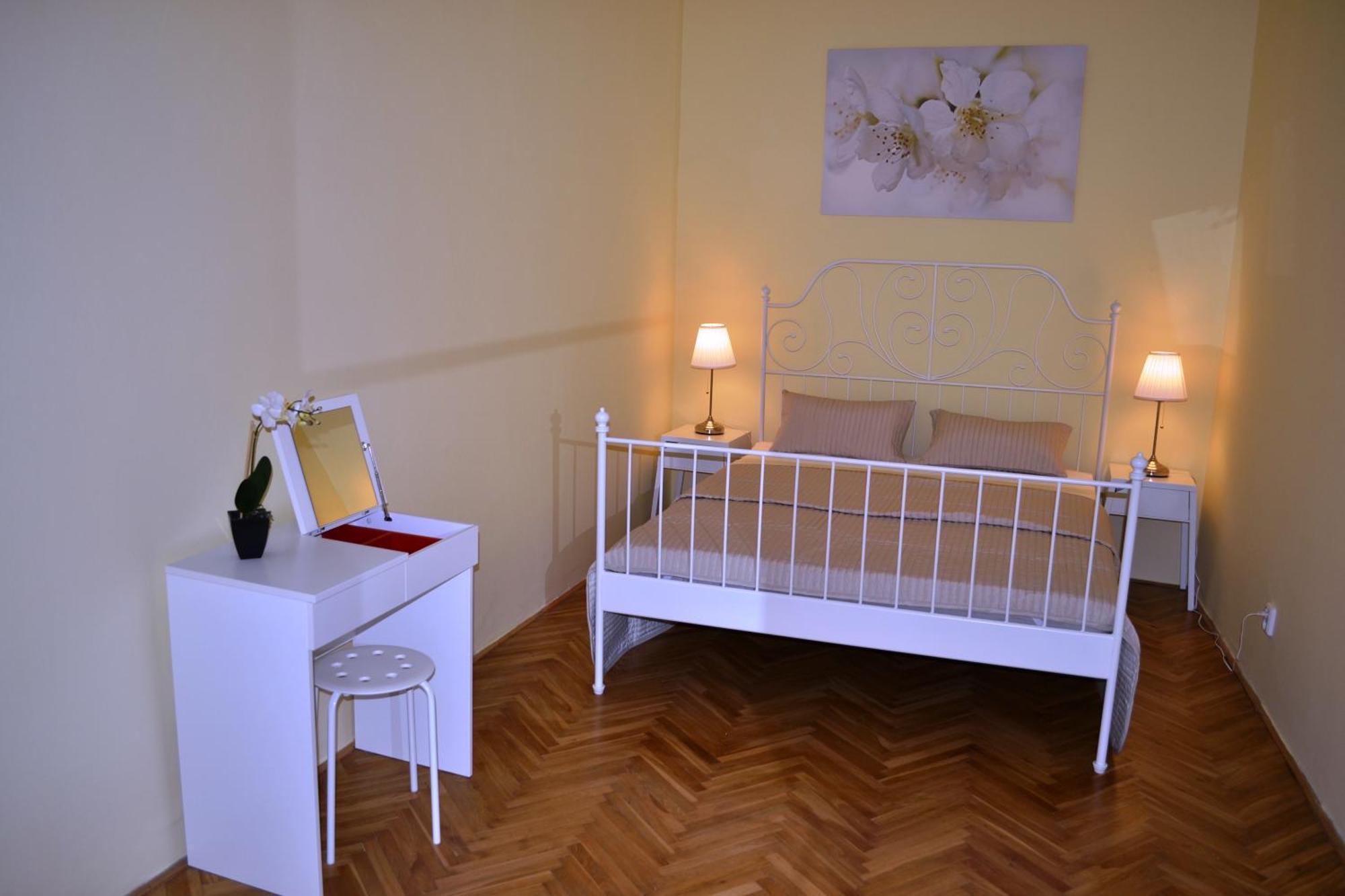Sunflower 2Bdr Flat By Ruterra Prague Exterior photo